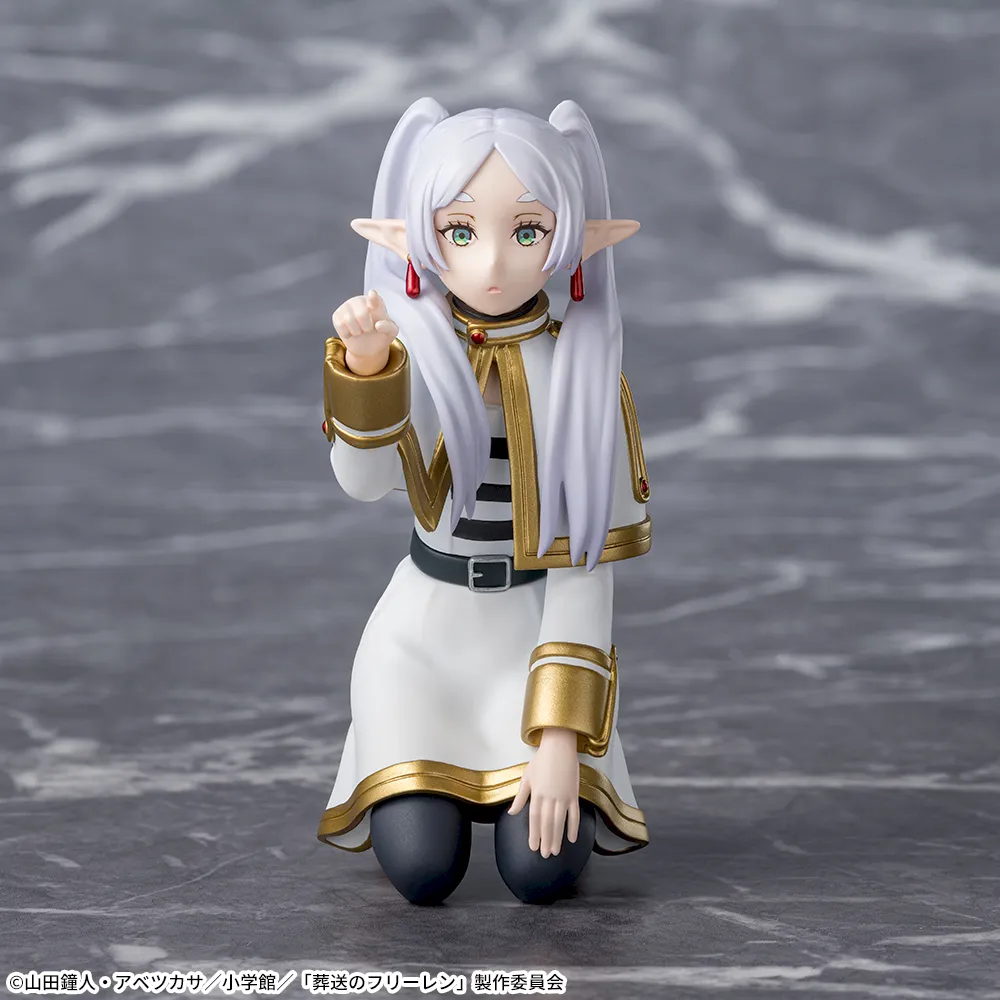 【フリーレン】ツンツン顔が可愛いフリーレンのちょこのせフィギュアがオンクレに登場！フェルンとの並べ置きも楽しめる！【プライズ】