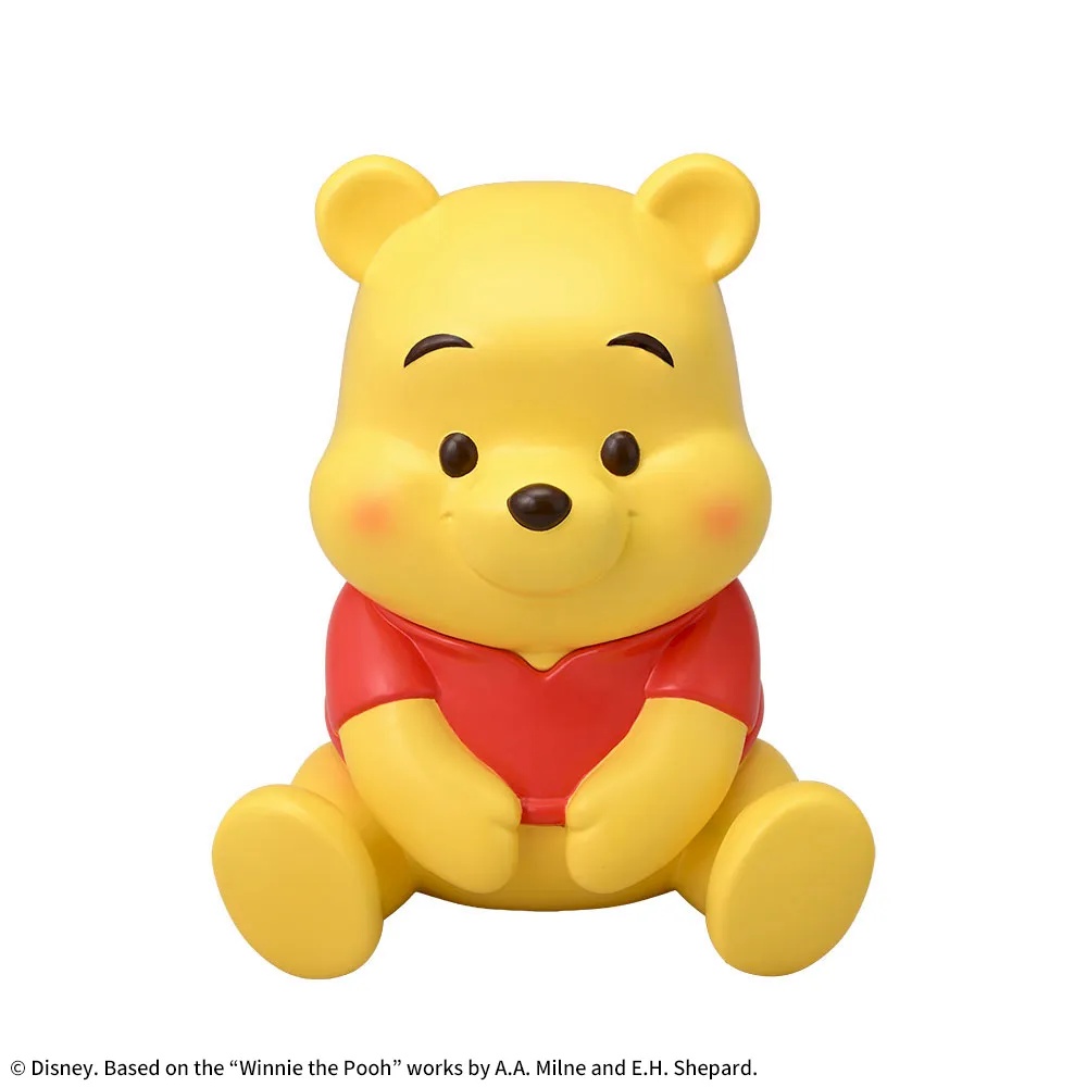 【くまのくまのプーさん】赤いほっぺのソフビ貯金箱がオンクレに登場!約16.5cmで可愛らしくお金を貯めよう!【プライズ】